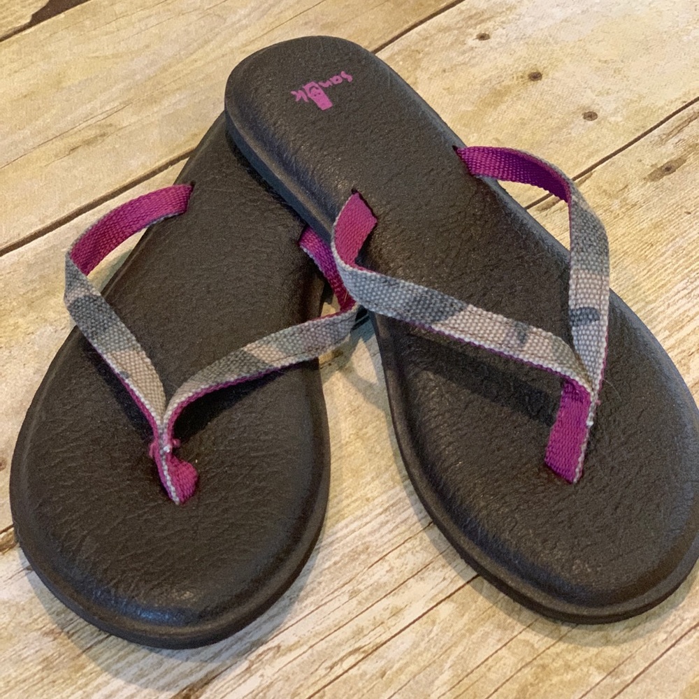 Sanuk flip flops size 6
